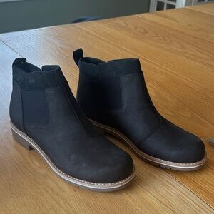 NWOT Women’s Black leather Chelsea Ankle Chaco Boots size 7 37.5